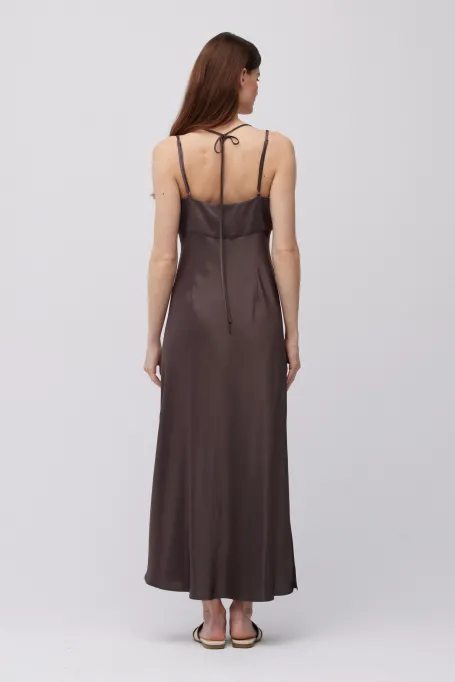 Długa czekoladowa sukienka z wiązaniem na szyi