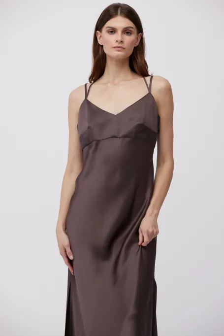Długa czekoladowa sukienka z wiązaniem na szyi