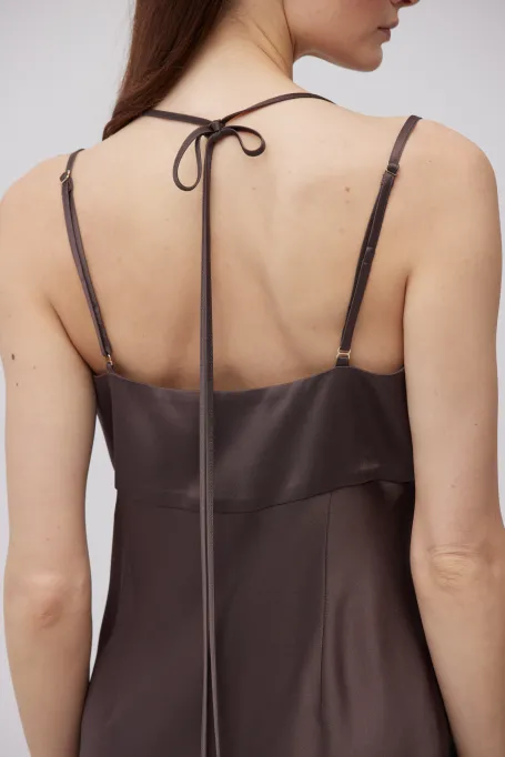 Długa czekoladowa sukienka z wiązaniem na szyi