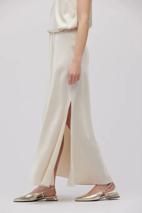 Długa beżowa spódnica z rozcięciami