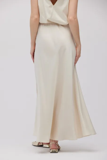 Długa beżowa spódnica z rozcięciami