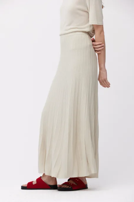 Długa plisowana spódnica beż
