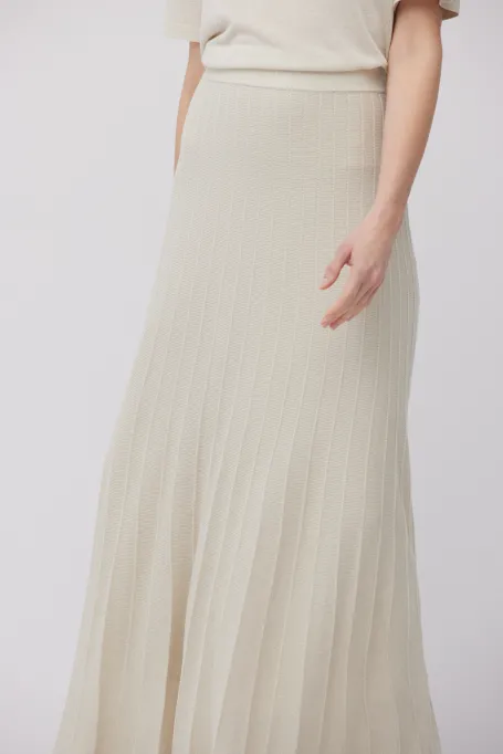 Długa plisowana spódnica beż