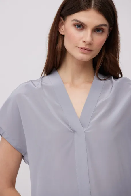 Szara bluzka z jedwabiu z dekoltem w szpic