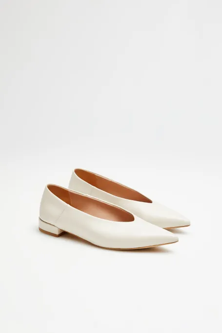 Beżowe skórzane baleriny z migdałowym noskiem damskie - Patrizia Aryton