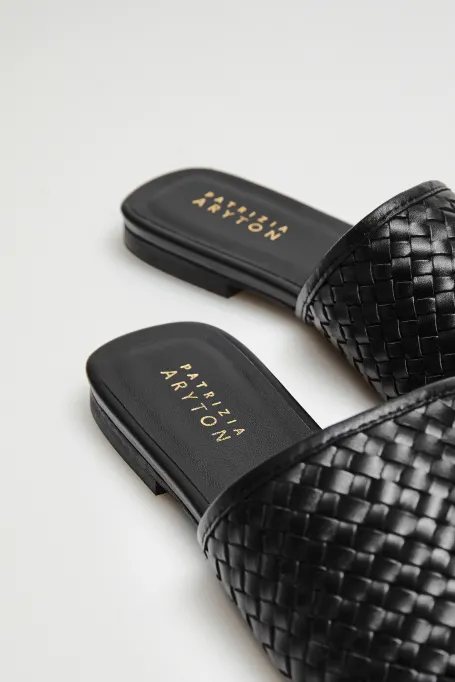 Czarne skórzane klapki z plecionej skóry