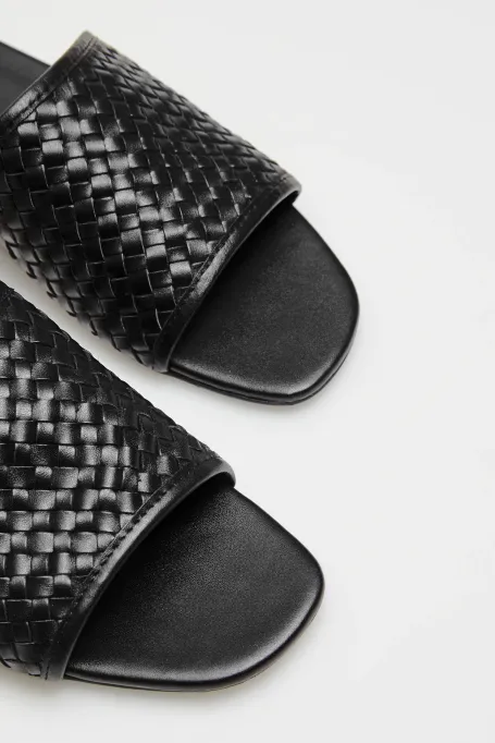 Czarne skórzane klapki z plecionej skóry
