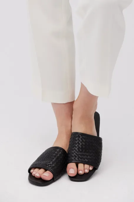 Czarne skórzane klapki z plecionej skóry