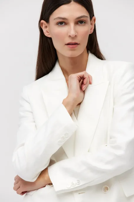 Biały lniany żakiet do garnituru