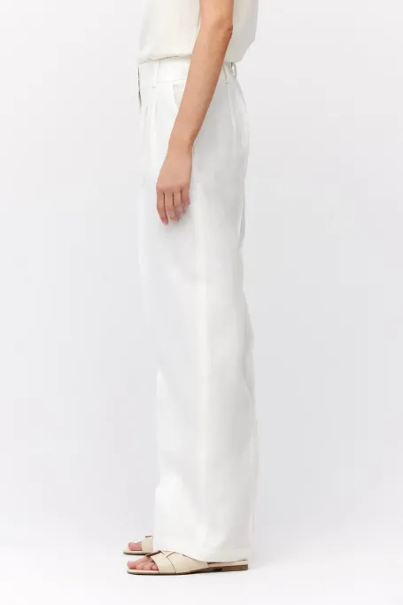 Białe lniane spodnie z szeroką nogawką