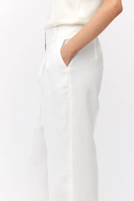 Białe lniane spodnie z szeroką nogawką