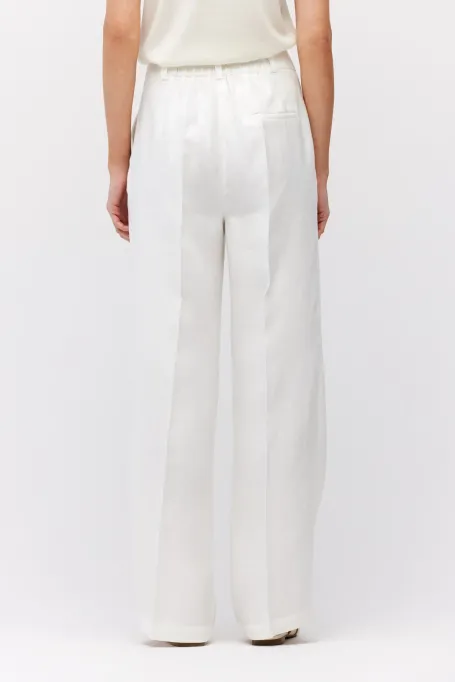 Białe lniane spodnie z szeroką nogawką