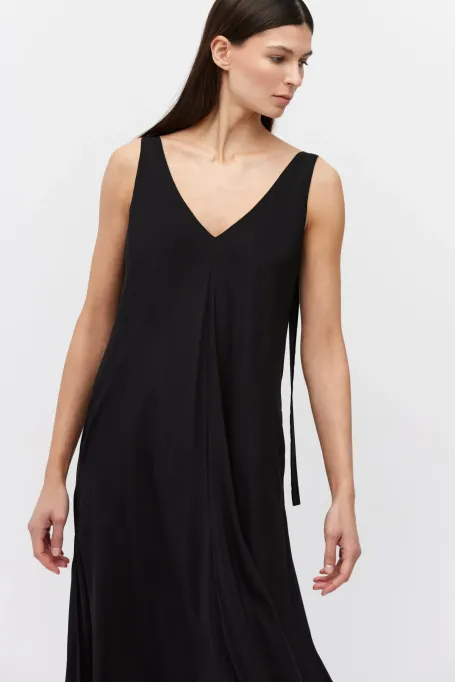 Czarna sukienka z jedwabiu czarny