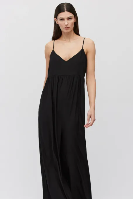 Czarny jedwabny kombinezon na ramiączkach