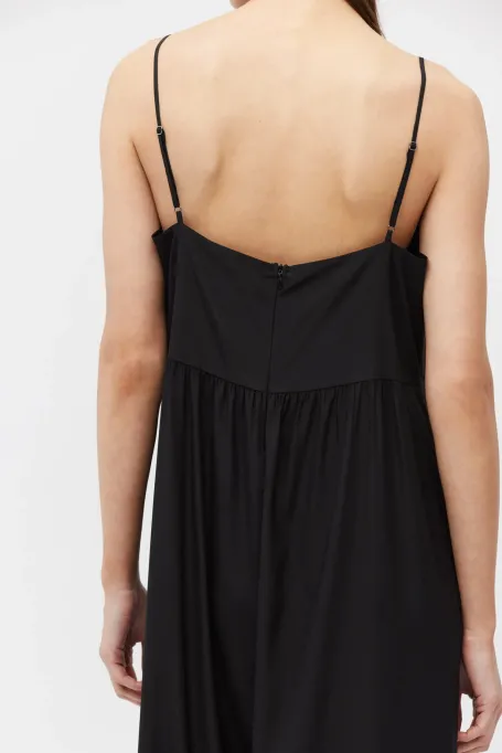 Czarny jedwabny kombinezon na ramiączkach