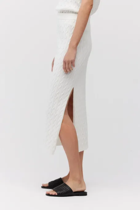 Biała spódnica z warkoczowym splotem
