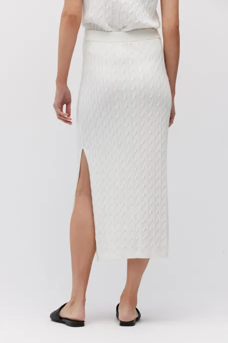 Biała spódnica z warkoczowym splotem