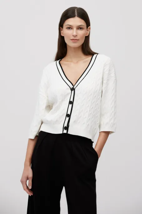 Biały kardigan w warkoczowy splot