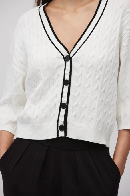 Biały kardigan w warkoczowy splot