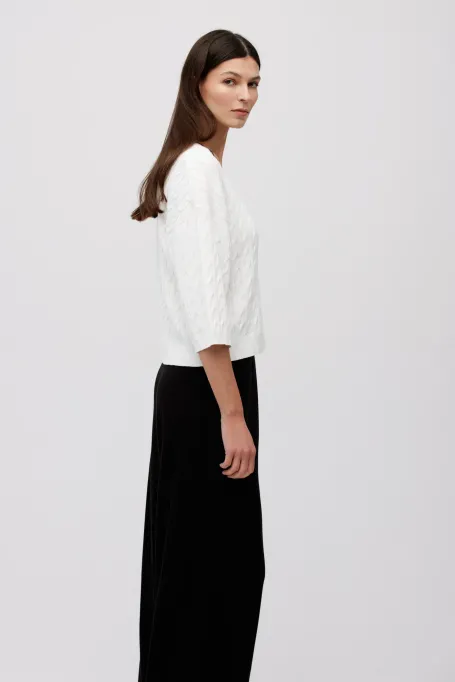 Biały kardigan w warkoczowy splot