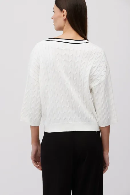 Biały kardigan w warkoczowy splot
