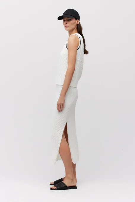 Biały top w warkoczowy splot