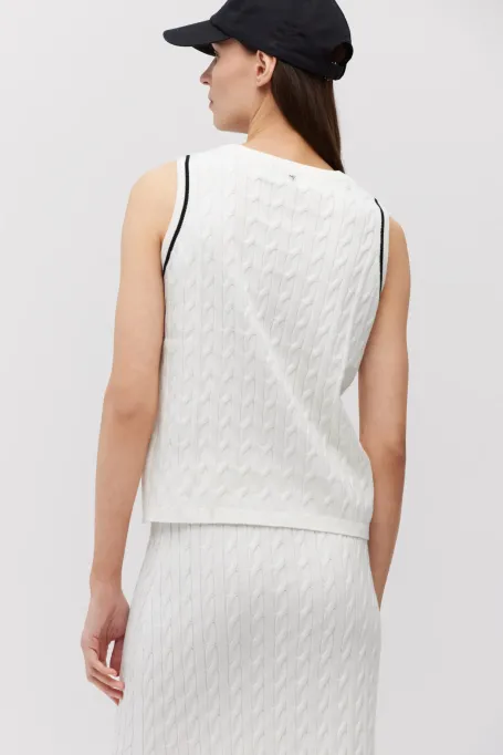 Biały top w warkoczowy splot