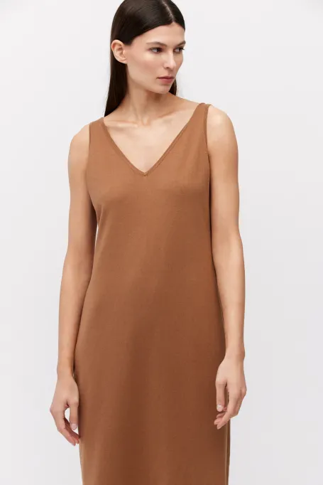Brązowa sukienka z jedwabiem brązowy