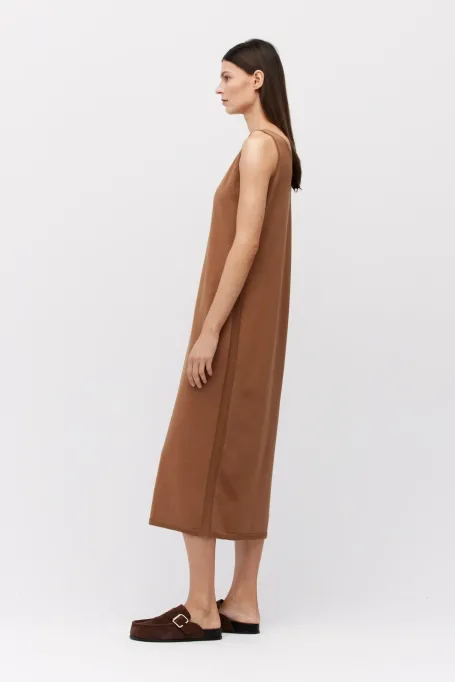 Brązowa sukienka z jedwabiem brązowy
