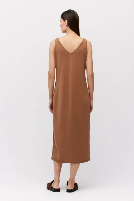 Brązowa sukienka z jedwabiem brązowy