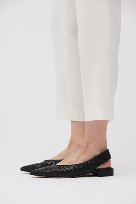 Czarne buty slingback z plecionej skóry