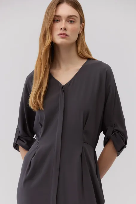 Szara jedwabna sukienka z wiązaniem w talii