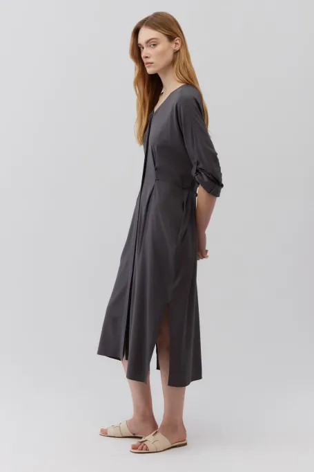 Szara jedwabna sukienka z wiązaniem w talii