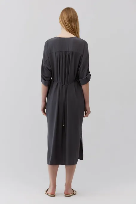 Szara jedwabna sukienka z wiązaniem w talii