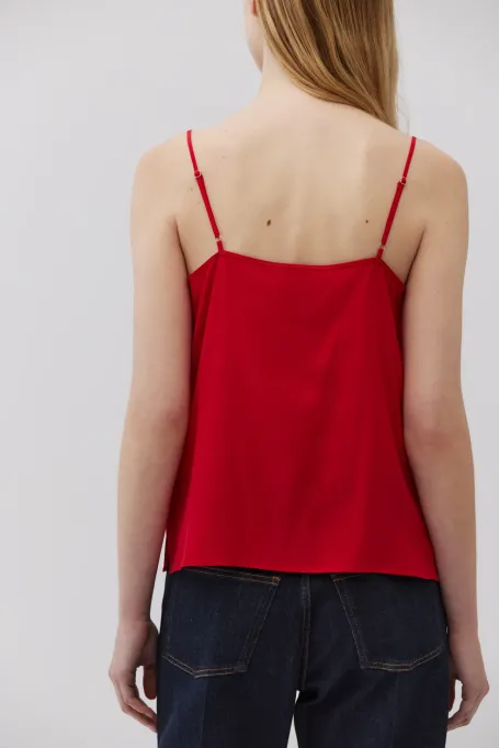 Czerwony jedwabny top na ramiączkach