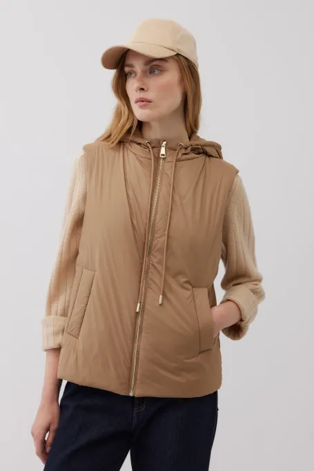 Camelowa kamizelka puchowa z kapturem