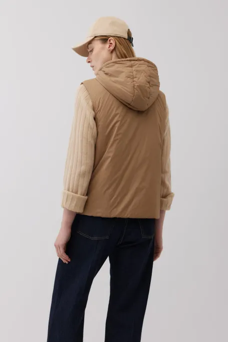 Camelowa kamizelka puchowa z kapturem