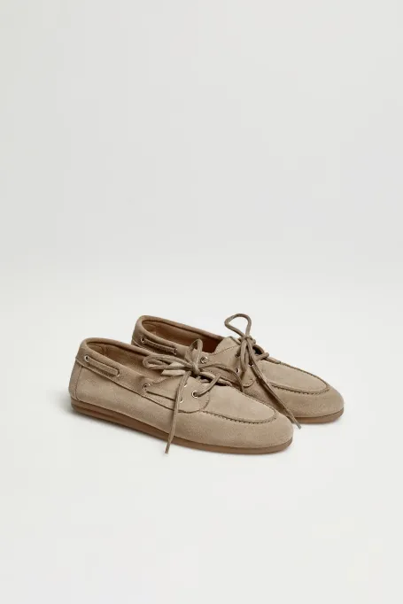 Zamszowe buty typu boat shoes