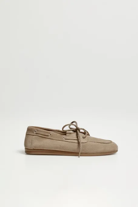 Zamszowe buty typu boat shoes