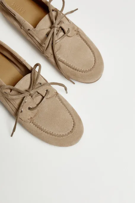 Zamszowe buty typu boat shoes beż