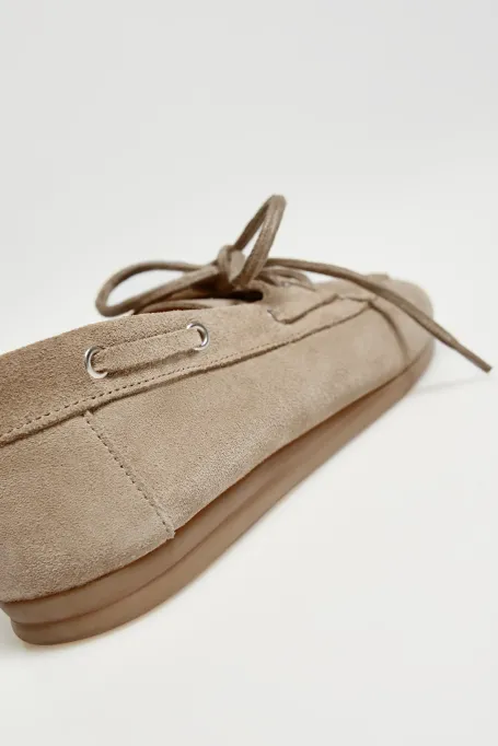 Zamszowe buty typu boat shoes beż