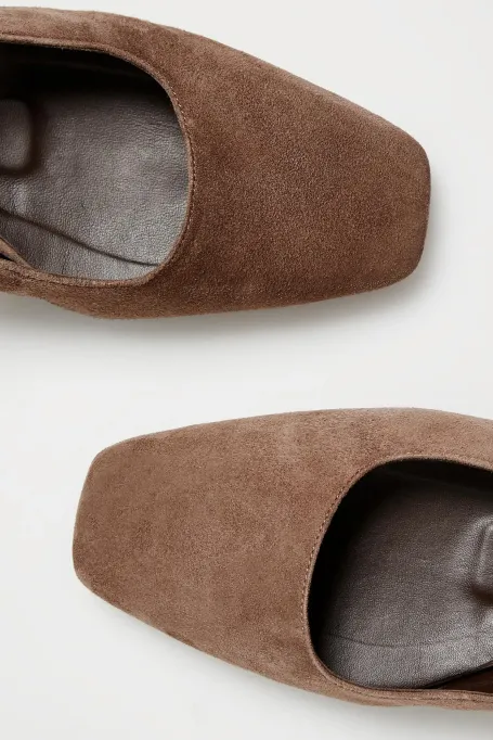 Brązowe buty slingback z zamszowej skóry