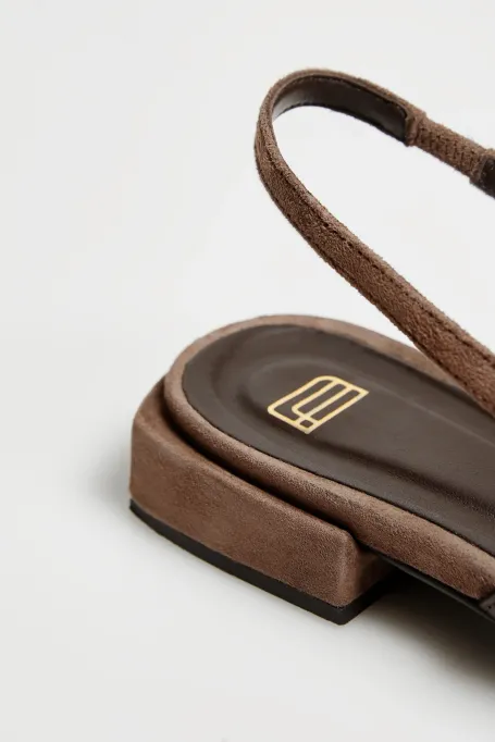 Brązowe buty slingback z zamszowej skóry