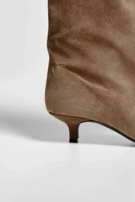 Zamszowe kozaki na niskim obcasie zielony