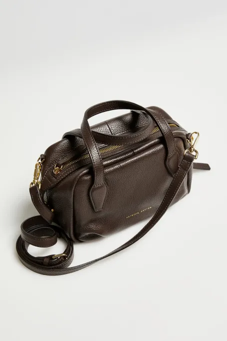 Mała torebka z brązowej skóry groszkowej