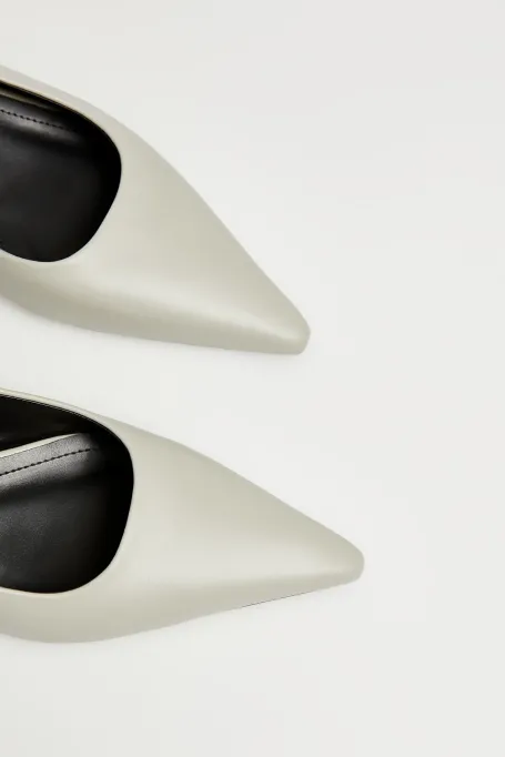 Jasnozielone skórzane buty slingback