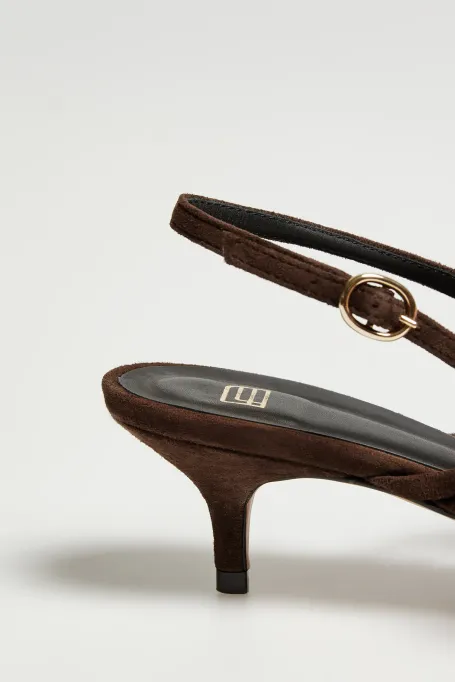Czekoladowe buty slingback z zamszowej skóry