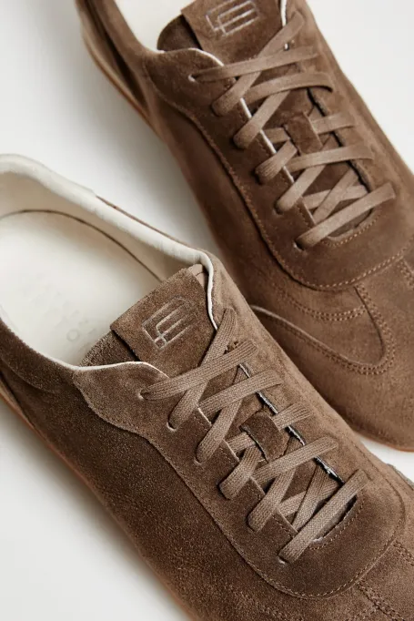 Brązowe retro sneakersy ze skóry zamszowej