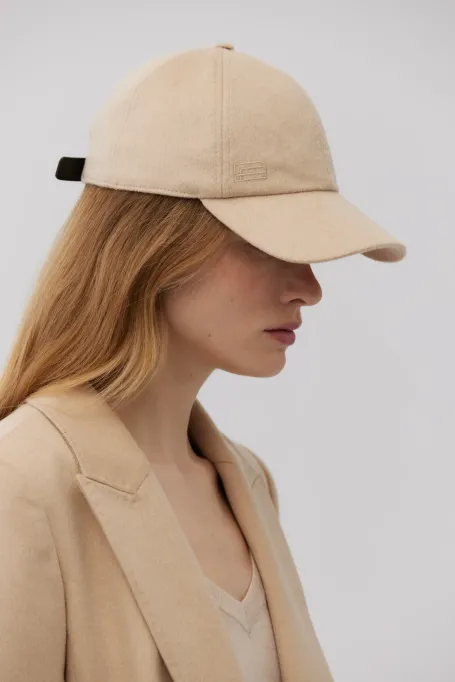 Beżowa czapka z daszkiem z wełny wielbłądziej damska - Patrizia Aryton Beżowa czapka z daszkiem z wełny wielbłądziej damska - Patrizia Aryton