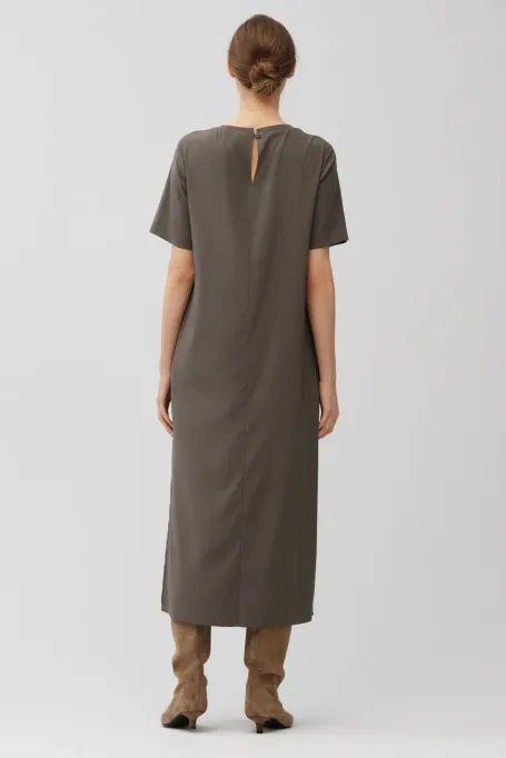 Prosta brązowa midi sukienka z rozcięciami z jedwabiu - Patrizia Aryton